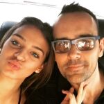 Mejide posa sonriente con Laura Escames