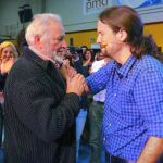 Pablo Iglesias no pudo contener las lágrimas ante Anguita, tras la finalización del acto de precampaña en Córdoba