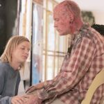 Fotograma en el que se ve a Jessica Haines junto a John Malkovich, hija y padre en la adaptación cinematográfica de «Desgracia»