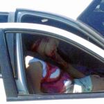 La madre del niño yace en el interior del vehículo ensangrentada como consecuencia de los disparos de los narcotraficantes