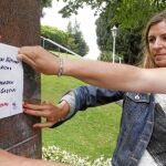 Fernando Altuna y Ana Berlanga, de Covite, colocan dos rosas en el monumento atacado en Bilbao