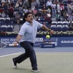 Maradona cambia el balón por la raqueta