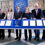 El jurado ante las obras finalistas. De izda. a dcha., Pere Gimferrer, Alberto Blecua, Carmen Posadas, José Creuheras, Rosa Regàs, Fernando Delgado, Juan Eslava Galán y Emili Rosales