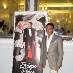 Enrique Ponce posa junto al cartel de su encerrona especial en Istres