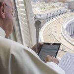 El Papa Francisco usando una tablet