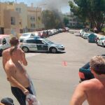 Los turistas se acercaron al lugar del atentado tras escuchar el fuerte estruendo y ver el humo
