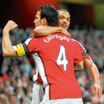 Cesc abraza a Walcott para celebrar su gol ante el Villarreal