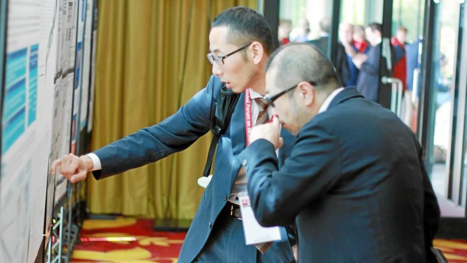 Asistieron representantes de todo el mundo, como Christelle Haziza, de Philip Morris International (en la foto superior) o Derek Yach, presidente de la Fundación por un Mundo sin Humo