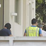 Efectivos de la Guardia Civil durante el registro en la empresa Teyco