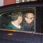 Mario Conde y su hijo salen ayer de su casa tras el registro de la vivienda.