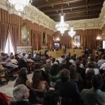 Varios momentos de la presentación ayer del libro de Santiago Talaya que corrió a cargo del alcalde de la capital, Juan Espadas; su mujer, Victoria Gómez; y el director de las Mañanas de Radio Nacional de España, Alfredo Menéndez