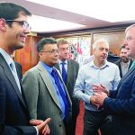 El alcalde de León, Antonio Silván, conversa con los miembros de la delegación de la Universidad de Washington