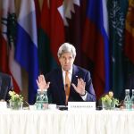 El secretario de Estado de EE.UU., John Kerry (c); el ministro de Asuntos Exteriores de Rusia, Serguéi Lavrov (i), y el enviado especial de las Naciones Unidas para Siria, Staffan de Mistura