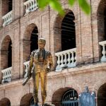 El sábado esta estatua quedó pintada de rojo mientras ACPV celebraba su acto en la plaza de toros, ahora presenta este aspecto