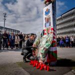 Un hombre deposita una corona de flores durante el homenaje al agente de la Ertzaintza Inocencio Alonso/Efe