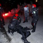 Agentes de la Ertzaintza atienden a un compañero tras varias cargas con aficionados momentos antes de comenzar el partido entre el Athletic Bilbao- Spartak de Moscú. EFE