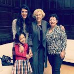 Auxi (izquierda) acudió acompañada por su madre (derecha) y Alba R. Santos, de la asociación Nupa. En el centro, Manuela Carmena