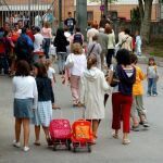 Educación evitará la sobrecarga en las mochilas escolares con la división de los libros de texto por trimestres