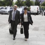 La ex trabajadora de Faffe y ex asesora de la Dirección General de Trabajo, María José Rofa, en los juzgados sevillanos (Foto: Manuel Olmedo)