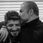 Fadi Fawaz y George Michael en una de las fotos que el primero compartió en Twitter tras la muerte del artista