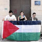 Los miembros de BDS Pais Valencià, Jorge Ramos, Blanca Casterà y Carlos Marcos. Arriba, Matisyahu