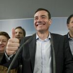 El líder del Partido Socialista de Madrid (PSM), Tomás Gómez (c), en un momento de su intervención tras vencer a Trinidad Jiménez, candidata apoyada por el presidente del Gobierno, José Luis Rodríguez Zapatero, en las elecciones primarias
