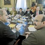 Manuel Chaves, junto a Gaspar Zarrías (d)