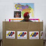 Un militar ejerce su derecho al voto en la ciudad de Caracas