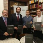 De izquierda a derecha, Alberto Barrera, concejal de Cultura de Simancas; Jesús Enriques, editor de la revista; Juan Gómez Blánez, el director de la publicación y el poeta José Luis de la Cuesta