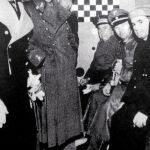 Himmler (segundo por la derecha, sentado) durante su visita, en 1940, a la atroz checa de Vallmajor, una de las que había sido diseñada por el arquitecto Laurencic