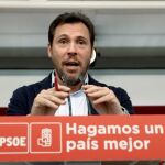 El portavoz de la Ejecutiva Federal del PSOE, y alcalde de Valladolid Óscar Puente, durante la rueda de prensa tras la reunión Comisión Permanente. Foto: Efe