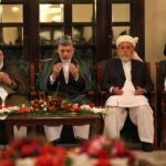 Hamid Karzai, presidente de Afganistán, flanqueado por dos antiguos jefes talibán: Bruhanudin Rabani (a la izquierda) y Ahmad Gilani