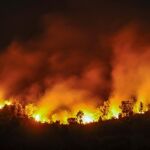 Vista del incendio forestal registrado en las afueras de la ciudad de Ourense, que ha ido adquiriendo grandes dimensiones y ha obligado a decretar el nivel dos de riesgo, ya que ha rodeado viviendas, ha afectado a una granja y ha obligado a evacuar a dos efectivos de los equipos de extinción