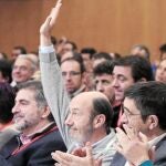 Rubalcaba junto a Patxi López y Elena Valenciano en la clausura del VII Congreso del PSE
