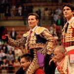Los dos diestros salen a hombros del ruedo logroñés