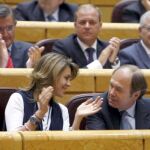 portavoz del PP, Pío García Escudero, es aplaudido por su compañera de partido, María Dolores de Cospedal, tras intervenir en la sesión de control al Gobierno que se ha celebrado esta tarde en el Senado