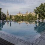 Vista de la piscina, con la Plaza de España reflejada en el agua
