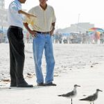 El presidente norteamericano, ayer por la mañana, en la playa de Pensacola (Florida), con el gobernador del Estado, Charlie Crist