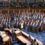 Los congresistas y senadores de EE UU aplauden en pie al presidente francés, Emmanuel Macron, tras finalizar su discurso ayer ante el Capitolio en Washington