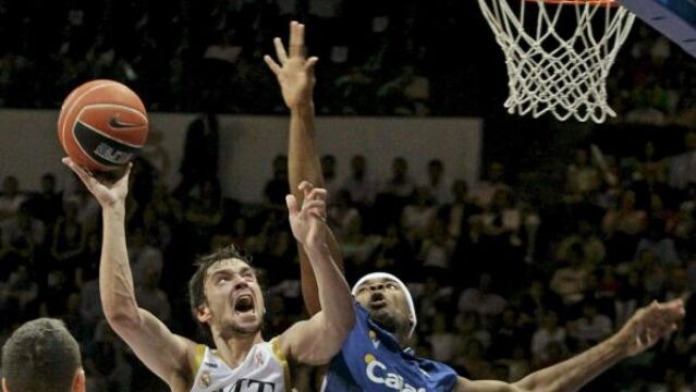 El base del Real Madrid, Sergio Llull (i), intenta el lanzamiento ante el alero francés del Cajasol