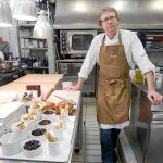 El chef Bernd H. Knöler, en su cocina del restaurante Riff en Valencia