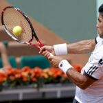 El tenista español, Fernando Verdasco, devuelve una bola durante su partido ante el francés, Florent Serra