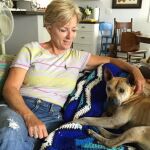 Kris Anderson con "Georgia"en el sofá de su casa