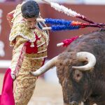 Derechazo de Alejandro Talavante, ayer, en el primer festejo de la Feria de la Blanca de Vitoria