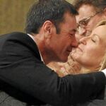Tras ser recibido con aplausos por su Comité Regional, Tomás Gómez saludó a Trinidad Jiménez