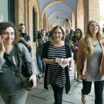 La nueva alcaldesa de Barcelona, Ada Colau (c), durante su visita a la sede del distrito de Nou Barris