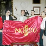 El alcalde bromea al mostrar la bandera de la ciudad que le regaló al ciclista sevillano Antonio Piedra