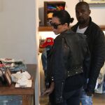 La pareja en una tienda de ropa de niños