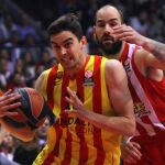 El jugador del Fc Barcelona Tomas Satoransky (i) disputa la bola con Vassilis Spanoulis (d) de Olympiacos Piraeus