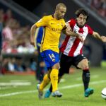 El defensa argentino del F. C. Barcelona, Javier Mascherano (i), disputa un balón con el centrocampista del Athletic de Bilbao, Beñat